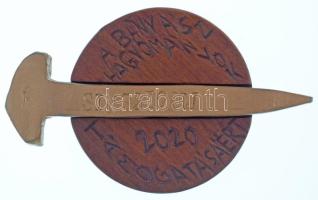 2020. "Sínszeg Díj / A bányászhagyományok támogatásáért / Csolnok - Jó szerencsét" öntött bronz sínszeg gravírozott "1" sorszámmal, fa emlékéremben (96x29mm, 59mm), eredeti tokban, a tokban rögzítve 2db 1Ft-os T:AU