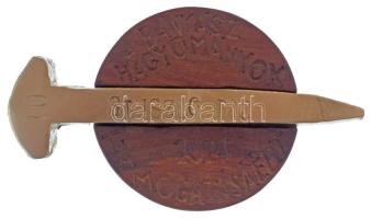 2021. "Sínszeg Díj / A bányászhagyományok támogatásáért / Csolnok - Jó szerencsét" öntött bronz sínszeg gravírozott "10" sorszámmal, fa emlékéremben (96x29mm, 59mm), eredeti tokban, a tokban rögzítve 2db 1Ft-os T:AU