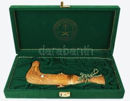 2000 Aranyozott Dzsambia / Handzsár. Aranyozott réz, filigrán díszítéssel, h: 29 cm. Fahd szaúdi király (1921-2005) diplomáciai ajándéka, jelzett, bársonybevonatú díszdobozban, kulccsal. /// 2000 Gilded Jambiya dagger (Khanjar). Gilded copper with filigree decoration, length: 29 cm.A diplomatic gift from Fahd of Saudi Arabia, marked, in a velvet-covered presentation box with key.