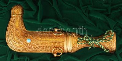 2000 Aranyozott Dzsambia / Handzsár. Aranyozott réz, filigrán díszítéssel, h: 29 cm.
Fahd szaúdi ki...