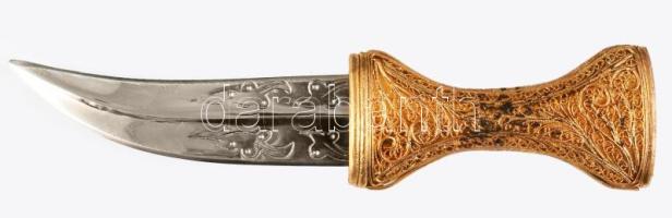 2000 Aranyozott Dzsambia / Handzsár. Aranyozott réz, filigrán díszítéssel, h: 29 cm.
Fahd szaúdi ki...