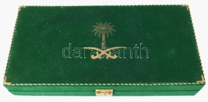 2000 Aranyozott Dzsambia / Handzsár. Aranyozott réz, filigrán díszítéssel, h: 29 cm.
Fahd szaúdi ki...