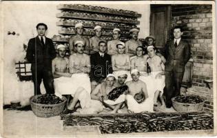 1934 Budapest XVI. Sashalom, pékség, belső pékekkel. Szontágh photo (vágott / cut)