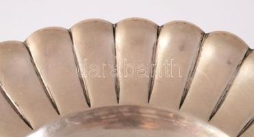 Tagolt peremű ezüst (Ag) kínáló. Jelzett, 1937-1966 közötti fémjel, 800 ezrelékes ezüst, d: 23 cm, 2...