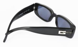 Vintage női Gucci napszemüveg bőr tokkal (tok belül kissé sérült)