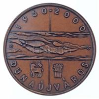 2000. "Dunaújváros 1950-2000" egyoldalas bronz emlékérem kapszulában (42,5mm) nem saját tokban, nem hozzá tartozó Románia DN "Petrosani" fém kitűzővel (16x24mm) T:UNC