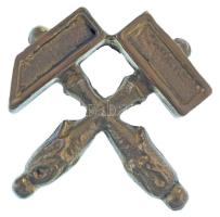 DN Bányászjelképet (bányászkalapács és bányászék) formáló, öntött bronz plakett (~80x80mm) T:AU