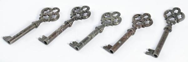 5 db régi bútorkulcs