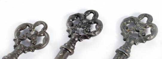 5 db régi bútorkulcs