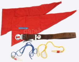 Úttörő felszerelés: öv csattal, kendő (2 db), síp (2db), "Kiváló kisdobos munkáért" fémlap