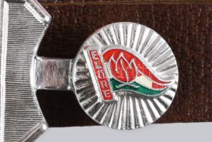 Úttörő felszerelés: öv csattal, kendő (2 db), síp (2db), "Kiváló kisdobos munkáért" fémlap