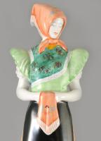 Hollóházi Matyónő. Jelzett, kézzel festett, égetési nyomokkal az alján, m: 29,5 cm