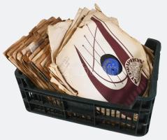 Egy láda gramofon lemez ca 1940-1950, kb 60 db