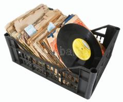 Egy láda gramofon lemez ca 1940-1950 kb 60 db
