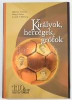 Dénes Tamás - Hegyi Iván - Lakat T. Károly: Királyok, hercegek, grófok. [Bp.,2011.],Magyar Labdarúgó Szövetség, 304 p. Gazdag képanyaggal illusztrált. Kiadói kartonált papírkötés, kiadói papír védőborítóban.