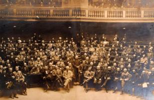 cca 1920-1930 Magyarországi Vas és Fémmunkások Központi Szövetsége ülésének fotója, két fotóból álló...