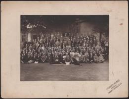 cca 1920-1930 Magyarországi Vas és Fémmunkások Központi Szövetsége közgyűlésének fotója, fotó kartonon, Bp., Stemmer Vilmos, foltos, kissé sérült kartonnal, 17x22,5 cm, karton: 25x32 cm