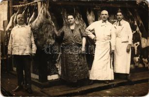 Budapest IX. Központi Vásárcsarnok, Brauch Ferenc hentesmester nagybani vágása. photo (EM)