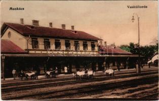 Munkács, Mukacheve, Mukachevo, Mukacevo; vasútállomás, megterített asztalok a sínek között. Vasúti l...