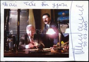 Oleg Pavlovics Tabakov (1935-2018) szovjet-orosz színész autográf aláírása és sorai őt ábrázoló kivágáson / Autograph signature of Oleg Pavlovich Tabakov (1935-2018) Soviet and Russian actor