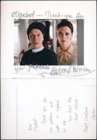 Helen Mirren (1945-) Oscar-díjas és kétszeres Golden Globe-díjas orosz származású brit színésznő autográf aláírása és sorai két lapból álló összeállításon (a Szabó Magda regényéből forgatott Az ajtó c. 2012-es film egyik főszereplője volt) / Autograph signature of Helen Mirren (1945-) English actress