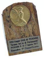 Olaszország 1977. "Victoria" egyoldalas aranyozott bronz emlékérem, műkő talapzaton, &quot...