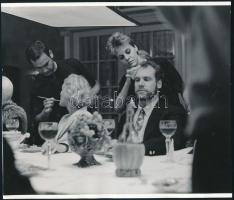 Jay O. Sanders (1953-) amerikai színész autográf aláírása és sorai őt ábrázoló fotón, 18x21 cm / Aut...