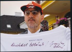 Eperjes Károly (1954-) Kossuth- és Jászai Mari-díjas színész autográf aláírása és sorai őt ábrázoló fotón, 12,5x18 cm