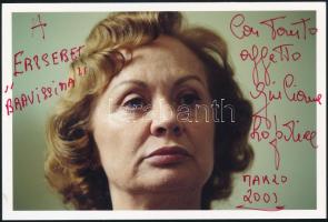 Giuliana Lojodice (1940-) olasz színésznő autográf aláírása és sorai őt ábrázoló fotón, 10x15 cm / Autograph signed photo of Giuliana Lojodice (1940-) Italian actress
