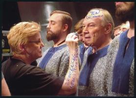 Klaus Maria Brandauer (1943-) Golden Globe-díjas osztrák színész, rendező autográf aláírása és sorai őt ábrázoló fotón, 12,5x18 cm / Autograph signed photo of Klaus Maria Brandauer (1943-) Austrian actor and director