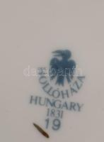 Hollóházi Szász Endre által tervezett mintával díszített bonbonier. Matricás, jelzett, kis kopással,...