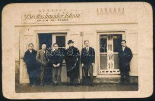 cca 1925 Brettschneider István pesti úri szabó üzletének bejárata, dolgozókkal, fotólap, felületén törésnyomok, 9×14 cm