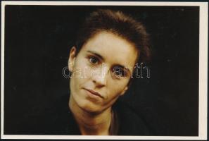 Juliet Aubrey (1966-) brit színésznő autográf aláírása és sorai őt ábrázoló fotón, 12,5x19 cm / Auto...