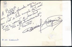 Daniel Mesguich (1952-) francia színházi rendező, színész autográf aláírása és sorai őt ábrázoló fotón, kissé sérült, 11,5x18 cm / Autograph signed photo of Daniel Mesguich (1952-) French theater director and actor, slightly damaged