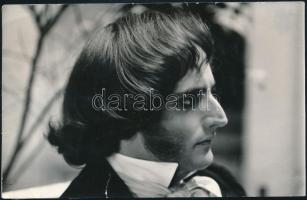 Daniel Mesguich (1952-) francia színházi rendező, színész autográf aláírása és sorai őt ábrázoló fot...