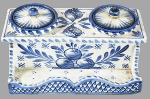 cca 1800 Schwaz kőedény kalamáris. Kék virágmintás festéssel, alján jelzett, masszába nyomott Schwaz...