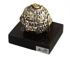 Jeruzsálem. Ben Zion izraeli művész munkája, ezüstözött műanyag, jelzett, gránit talapzaton 6,5 cm