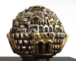 Jeruzsálem. Ben Zion izraeli művész munkája, ezüstözött műanyag, jelzett, gránit talapzaton 6,5 cm