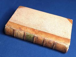 Statius, Publius Papinius: Opera. Ad optimas editiones collata. Praemittitur notitia literaria Studiis Societatis Bipontinae. [Zweibrücken] Biponti, 1785. Societas Bipontina - Ex Typographia Societatis. [2] + XXIV + 527 + [1] p. Az ókori szerzők kiadására szakosodott zweibrückeni Societas Bipontina Statius-kiadása az ezüstkori római költő és eposzíró, Publius Papinius Statius (45-96) fennmaradt szövegeit közli: a Silvae (Szálfák) címen ismert versgyűjteményt, illetve Statius két eposzát, az Odüsszeusz fiainak cselekedeteiről szóló hőskölteményt, a Thebaist, illetve a költő befejezetlen eposzát, az Achilleist. Latin nyelvű kötetünk eredeti szövegei előtt rövid életrajz, illetve a költő műveinek latin és nemzeti nyelvű kiadástörténete 1472-1782 között. A címlapon rézmetszetű vignetta, verzóján régi gyűjteményi bélyegzés, néhány oldalon enyhe foxing. Burkard 201. VD18: 10197214. Poss.: Carl Alexander Bibliothek, Eisenach. Díszesen aranyozott gerincű korabeli félbőr kötésben, az aranyozott címfeliratok a gerincen barna és zöld címkén, vörös festésű lapszélekkel. Szép példány.