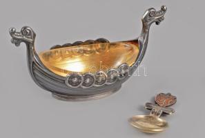 Norvég ezüst (Ag) viking hajó alakú fűszertartó kanállal. 925 ezrelékes, üveg betéttel, jelzett, h: 8,5 cm bruttó 29,9g