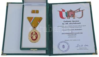 2002. Az "Aranykor" Kitüntető Cím arany fokozata zománcozott, aranyozott bronz kitüntetés ...