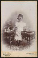 cca 1900 Kisgyerek műtermi portréja, keményhátú fotó Istvánffy (Nagykanizsa, Keszthely) műterméből, 16,5×10,5 cm