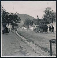 1943 Pilisszántó, utcakép szekérrel, hátoldalon feliratozott fotó, 6×6 cm