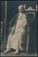 XI. Pius pápa (1857-1939) portréja, fotó, sarkán kis törésnyom, 7,5×5 cm