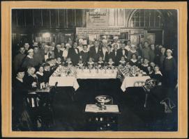 1935 A Gresham Kávéház gyermekfelruházó karácsonyi ünnepélye Szlavek Károly vezető és a kávéház szem...