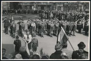 cca 1938 Budapest, cserkészcsapat eskütétele a Szabadság téren, fotó szép állapotban, 11,5×17,5 cm