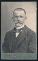 cca 1910 Férfiportré, keményhátú fotó Zeffer Lukács (Dés, Szamosújvár, Erdély) műterméből, 10,5×6,5 ...