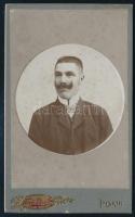 cca 1900 Férfiportré, keményhátú fotó Főző József (Piski, Erdély) műterméből, 10,5×6,5 cm