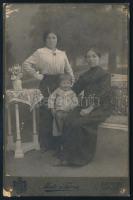 cca 1915 Családi portré, keményhátú fotó Matz és Társa (Igló, Lőcse, Poprád, Korompa, Szepesváralja)...