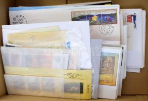Érdekes vegyes tétel: magyar és külföldi bélyegek, blokkok, nagyon sok FDC közte magas névértékű magyarok, ausztrál motívumok, díjjegyesek, modern képeslapok, stb dobozban, érdemes megnézni!!
